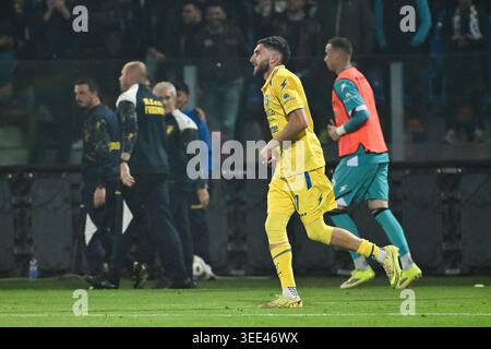 Fares Ghedjemis de Frosinone Calcio célèbre après avoir marqué le but de 3-0 lors de la 38ème journée du Championnat de Serie B entre Frosinone Calcio contre Modène 1911 au stade Benito Stirpe le 8 mai 2026 à Frosinone, Italie. Crédit : Domenico Cippitelli/Alamy Live News Banque D'Images