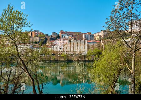 Lyon, France - 12 mai 2026 : vue panoramique sur l'architecture historique de la colline de la Croix-Rousse et les façades colorées reflétant la Saône Banque D'Images