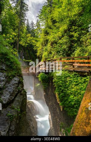 Wimbachklamm à Ramsau montre une gorge avec une rivière et des passerelles en bois dans la verdure du Bayern, attirant les voyageurs. Banque D'Images