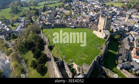 Vue aérienne des ruines historiques du château entouré d'une pelouse verdoyante et de bâtiments de la ville de Richmond, North Yorkshire, Royaume-Uni. Banque D'Images