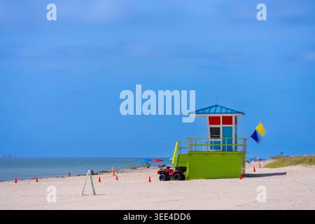 Photo longue exposition tour de sauveteur en bois sur Pompano Beach Floride Banque D'Images