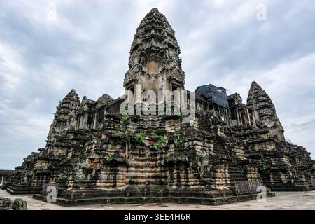 Une vue en bas angle du majestueux complexe Angkor Wat mettant en évidence la tour de grès centrale emblématique. L'image met en valeur le complexe KH à plusieurs niveaux Banque D'Images