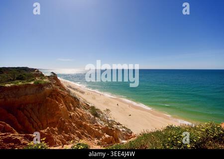 Falaises de grès rouge spectaculaires et plage dorée sur la côte atlantique ensoleillée d'en haut. Banque D'Images