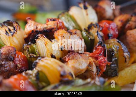Viande et légumes grillés sur une brochette lors d'une cuisson estivale Banque D'Images