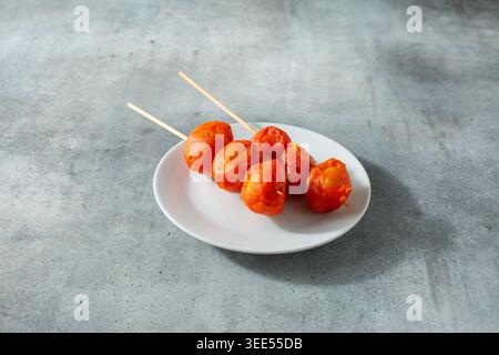 Une vue de quelques brochettes kwek kwek, sur une assiette. Banque D'Images