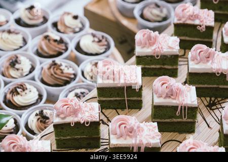 gâteaux au chocolat sur assiette en bois dans la réception de fête de mariage Banque D'Images