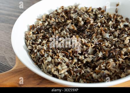 Une vue d'un bol de riz sauvage cuit. Banque D'Images