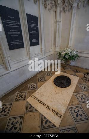 La dalle du tombeau en marbre de Léonard de Vinci comporte un nom inscrit et un médaillon circulaire en bronze, Chapelle Saint-Hubert à Amboise, France Banque D'Images