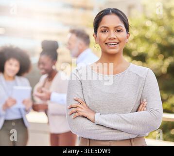 Portrait, affaires et femme avec les bras croisés en ville pour la fierté de carrière, à propos de nous et de l'immobilier. Sourire, agent immobilier ou confiant avec ambition, positif Banque D'Images