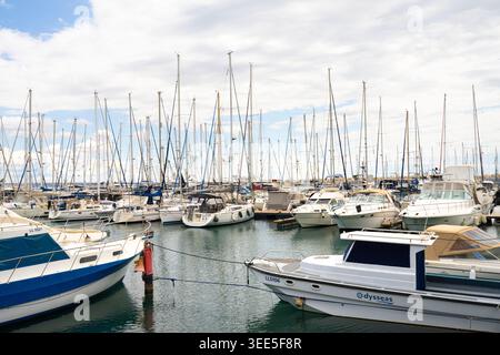 Larnaca, Chypre. 5 mai 2026. Vue panoramique sur la Marina de Larnaca dans le centre-ville Banque D'Images