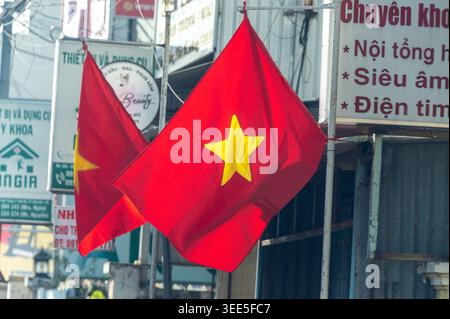 Le drapeau rouge avec une étoile jaune sont en abondance qui bordent les routes et les rues à travers le Vietnam le drapeau rouge avec une étoile jaune est l'officiel Banque D'Images