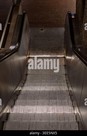 Vue d'un escalier mécanique d'en haut la nuit Banque D'Images