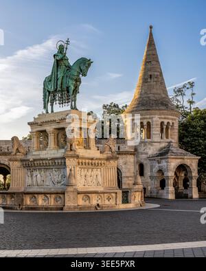 Statue équestre du roi Saint Étienne Ier au bastion des pêcheurs du château de Buda, Budapest, Hongrie Banque D'Images