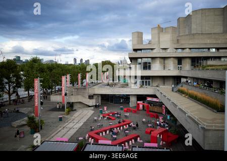 Extérieur du National Theatre le long de la Tamise, Londres. Banque D'Images