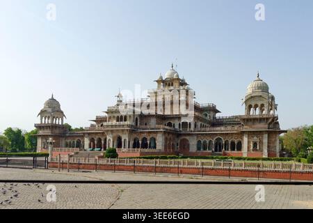 La grande façade de l'Albert Hall Museum avec son architecture indo-saracénique complexe sous un ciel bleu clair à Jaipur Rajasthan Inde Banque D'Images