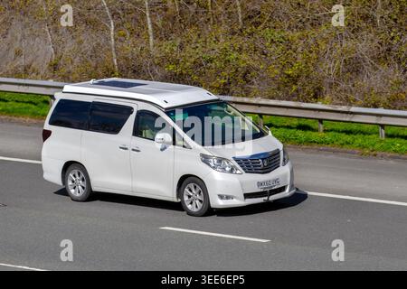 2011 Blanc Toyota Petrol 2360 cc, Toyota Alphard, un monospace de luxe (véhicule polyvalent). Un camping-car japonais importé ; voyageant sur l'autoroute M61, Royaume-Uni Banque D'Images