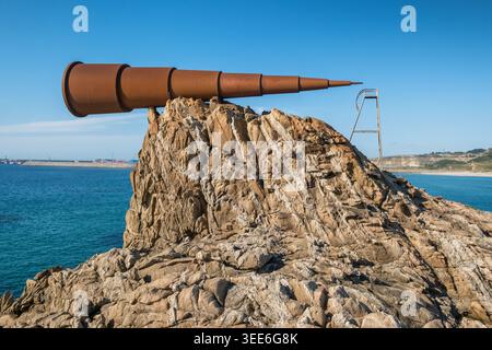 Sculpture de télescope rouillé sur la côte rocheuse à Arteixo Banque D'Images