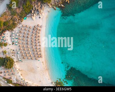 Vue aérienne de haut en bas de Marble Beach au lever du soleil, île de Thassos, Grèce Banque D'Images