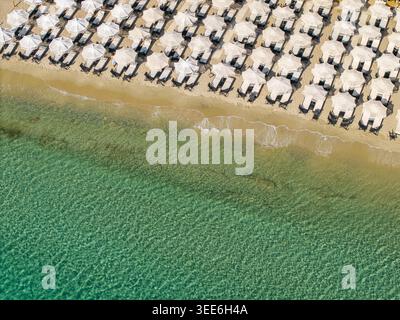 Vue aérienne de haut en bas de la plage organisée, Chalcidique, Grèce Banque D'Images