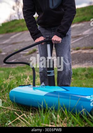 Homme gonflant Bleu gonflable Stand Up Paddle Board avec pompe manuelle Banque D'Images