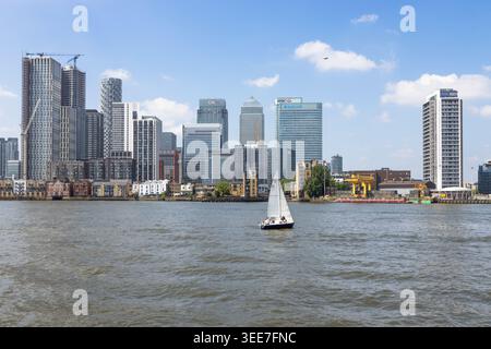 Horizon de Canary Wharf de l'autre côté de la Tamise. Londres, Royaume-Uni, 19 mai 2024 Banque D'Images
