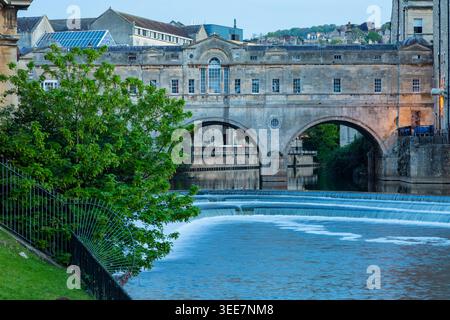 Matinée au pont Pulteney à Bath, Somerset. Banque D'Images