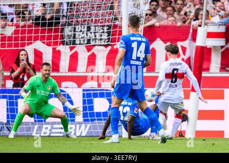 09 mai 2026, Bade-Württemberg, Stuttgart : Football, hommes, Bundesliga, VfB Stuttgart - Bayer 04 Leverkusen, Journée 33, MHPArena. Edmond Tapsoba (Bayer Leverkusen, bas) en action contre Angelo Stiller (VfB Stuttgart, droite). Angelo Stiller (VfB Stuttgart) reçoit un traitement après le match. Photo : Tom Weller/dpa - NOTE IMPORTANTE : conformément aux règlements de la DFL German Football League et de la DFB German Football Association, il est interdit d'utiliser ou de faire utiliser des photographies prises dans le stade et/ou du match sous forme d'images séquentielles et/ou de photos de type vidéo Banque D'Images
