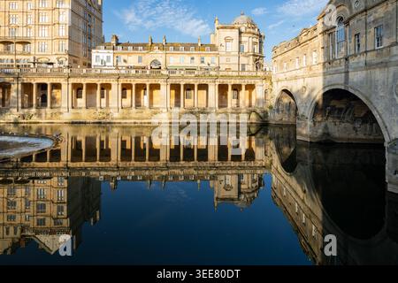 Pont Pulteney sur la rivière Avon à Bath, Somerset, Angleterre. Banque D'Images