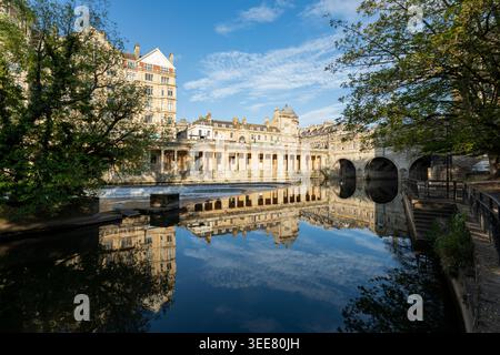 Matin de printemps sur la rivière Avon à Bath, Somerset. Banque D'Images