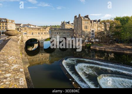 Pont Pulteney sur la rivière Avon à Bath, Somerset. Banque D'Images