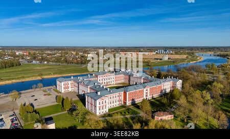 Vue drone sur le palais historique de Jelgava et la rivière Lielupe en Lettonie Banque D'Images