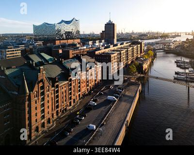 Vue aérienne du quartier historique des entrepôts de Speicherstadt et de la salle de concert moderne Elbphilharmonie le long des canaux à Hambourg, Hambourg, Allemagne Banque D'Images
