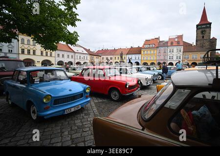 9 mai 2026, Jicin, République tchèque : plus d'une centaine de propriétaires de véhicules Trabant et Wartburg se sont réunis ce week-end à Jicin. Des dizaines de ces voitures emblématiques de l’ancienne République démocratique allemande occupaient la place Valdstejn au cœur de la zone paysagère protégée du Paradis de Bohême à Jicin. Au total, près de 3 millions de Trabants y ont été produits, une petite voiture fabriquée entre 1957 et 1991 par VEB Sachsenring Automobilwerke Zwickau (in) Allemagne. Bien que la production de ces véhicules ait pris fin il y a des décennies, il y a encore beaucoup de passionnés qui les restaurent et les entretiennent. Rencontres régulières de Banque D'Images