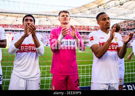 09 mai 2026, Bade-Württemberg, Stuttgart : Football, hommes, Bundesliga, VfB Stuttgart - Bayer 04 Leverkusen, Journée 33, MHPArena. Tiago Tomas (G-d, VfB Stuttgart), le gardien Alexander Nübel (VfB Stuttgart) et Jamie Leweling (VfB Stuttgart) remercient les supporters pour leur soutien après le match. Le match s'est terminé 3 :1. Photo : Tom Weller/dpa - NOTE IMPORTANTE : conformément aux règlements de la DFL German Football League et de la DFB German Football Association, il est interdit d'utiliser ou de faire utiliser des photographies prises dans le stade et/ou du match sous forme d'images séquentielles et/ou v Banque D'Images