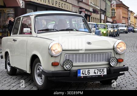 9 mai 2026, Jicin, République tchèque : plus d'une centaine de propriétaires de véhicules Trabant et Wartburg se sont réunis ce week-end à Jicin. Des dizaines de ces voitures emblématiques de l’ancienne République démocratique allemande occupaient la place Valdstejn au cœur de la zone paysagère protégée du Paradis de Bohême à Jicin. Au total, près de 3 millions de Trabants y ont été produits, une petite voiture fabriquée entre 1957 et 1991 par VEB Sachsenring Automobilwerke Zwickau (in) Allemagne. Bien que la production de ces véhicules ait pris fin il y a des décennies, il y a encore beaucoup de passionnés qui les restaurent et les entretiennent. Rencontres régulières de Banque D'Images