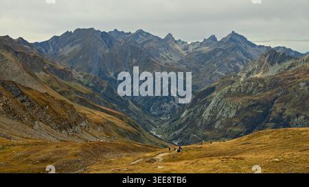 Col de la Seigne, France - 13.09.2025 : une vue panoramique panoramique depuis le Col de la Seigne donnant sur la Vallée des glaciers dans les Alpes françaises, featur Banque D'Images