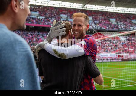 Leipzig, Allemagne. 09 mai 2026. GER, Leipzig, Fußball, DFL Bundesliga, 33. Spieltag, RB Leipzig vs. 1. CF Pauli im Bild v.l. : Marcel Halstenberg ( ehemals RB Leipzig ), umarmt und begrueßt Peter Gulacsi (RB Leipzig #01), waehrend Warm up, Emotion, lachend 09.05.2026, Red-Bull Arena Leipzig DFB/DFL REGULATIONS INTERDISENT TOUTE UTILISATION DE PHOTOGRAPHIES COMME SÉQUENCES D'IMAGES ET/OU QUASI-VIDÉO, (photo by HMB Media/Paul Fritz/Sipa USA) crédit : Sipa USA Banque D'Images