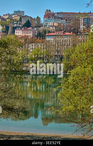 Lyon, France - 12 mai 2026 : vue panoramique sur l'architecture historique de la colline de la Croix-Rousse et les façades colorées reflétant la Saône Banque D'Images