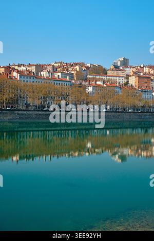 Lyon, France - 12 mai 2026 : vue panoramique sur la Saône reflétant l'architecture historique du front de mer et les bâtiments sur la colline Banque D'Images