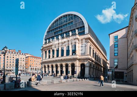 Lyon, France - 12 mai 2026 : L'Opéra National de Lyon avec sa façade néoclassique historique et son toit voûté moderne en tonneau de verre Banque D'Images