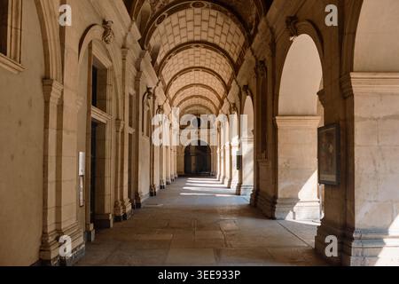 Lyon, France - 12 mai 2026 : couloir voûté du Musée des Beaux-Arts avec plafond voûté et architecture Renaissance classique. Banque D'Images