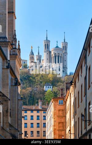 Lyon, France - 12 mai 2026 : vue sur la basilique notre-Dame de Fourvière perchée sur la colline, vue depuis les rues historiques du Vieux Lyon Banque D'Images