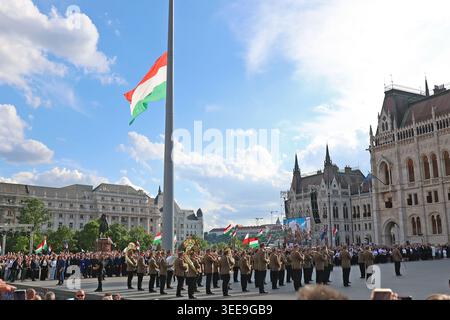 Levée solennelle du drapeau hongrois à la suite de la séance inaugurale de la nouvelle Assemblée nationale le 9 mai 2026 sur la place Kossuth à Budapest Banque D'Images
