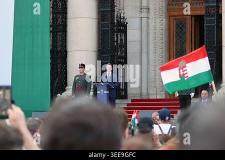 Peter Magyar, premier ministre hongrois, prononce un discours depuis le grand escalier du parlement après sa prestation de serment le 9 mai 2026 Banque D'Images