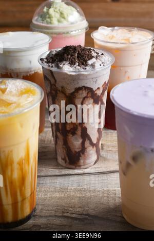 Une vue d'un biscuits et smoothie à la crème, parmi plusieurs autres boissons au thé au lait. Banque D'Images
