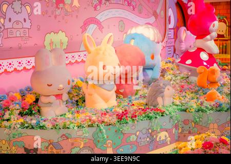 De jolies figurines de Sanrio disposées parmi des fleurs dans un thème coloré à l'intérieur de Sanrio Puroland à Tokyo. Banque D'Images