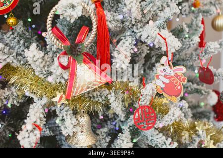 Vue sur un sapin de Noël blanc décoré. Banque D'Images