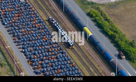 Vue aérienne du site industriel de Tata Steel avec des rangées de bobines d'acier, des voies ferrées avec un train de marchandises et une route à Velsen-Noord, Noord-Ho Banque D'Images