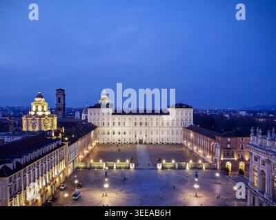 Vue aérienne du Palais Royal illuminé et de la Chapelle du Saint Suaire au crépuscule à Turin, Piémont, Italie. Banque D'Images