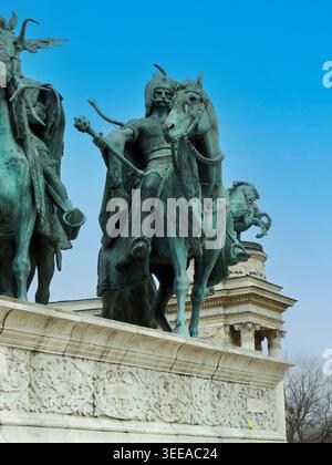 BUDAPEST - 26 nov 2025 - Huba, un ancien chef magyar, se dresse comme une statue équestre en bronze sur la place des héros, monument du millénaire à Budape Banque D'Images
